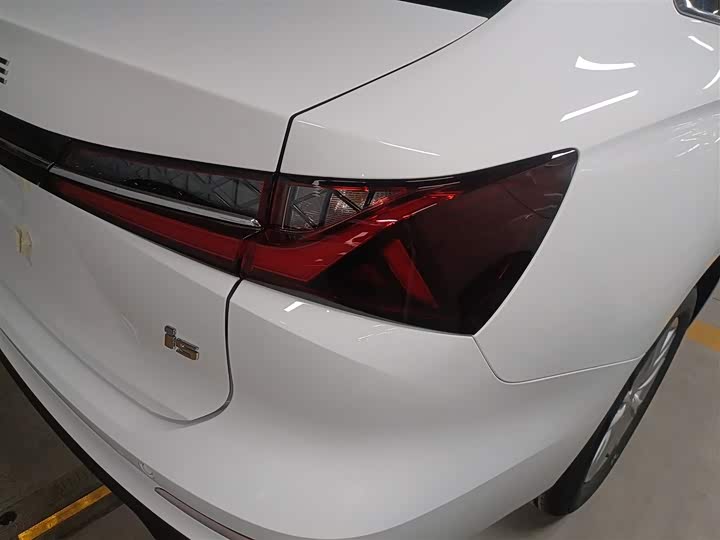 Фото 8 - Roewe i5