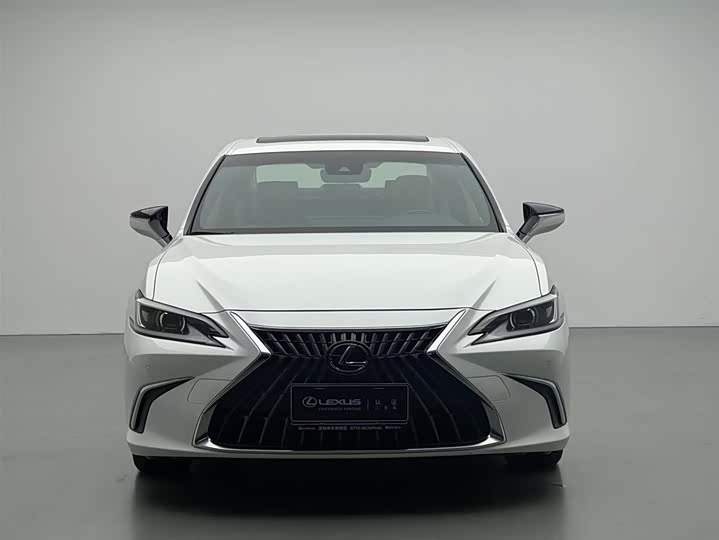 Фото 2 - Lexus ES