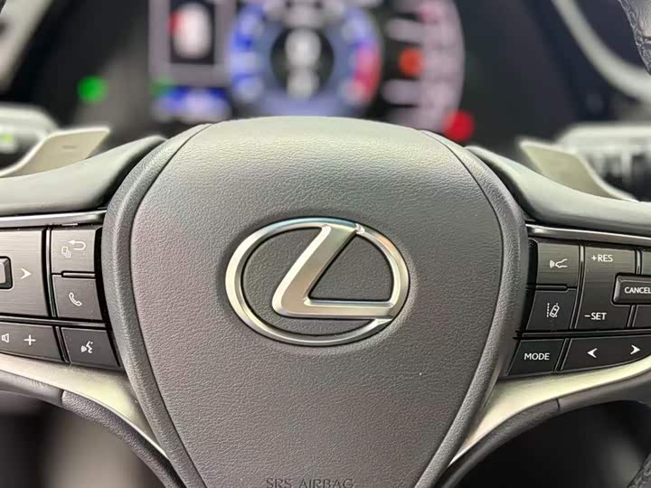Фото 8 - Lexus ES