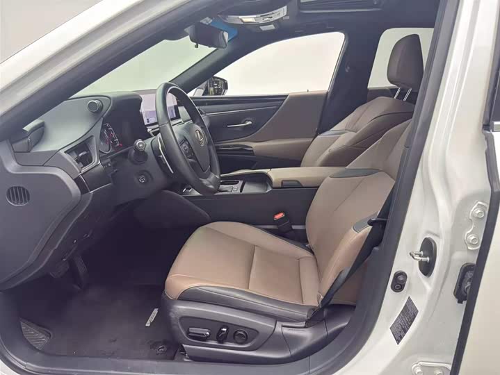 Фото 9 - Lexus ES