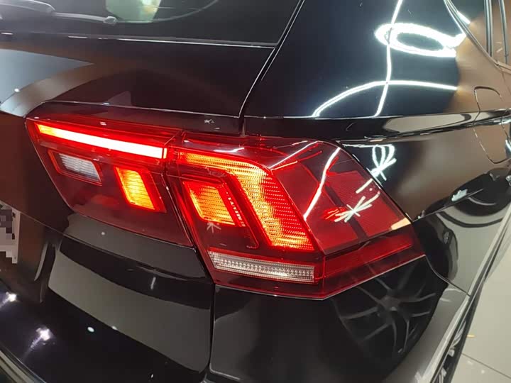 Фото 8 - Volkswagen Tiguan L Pro