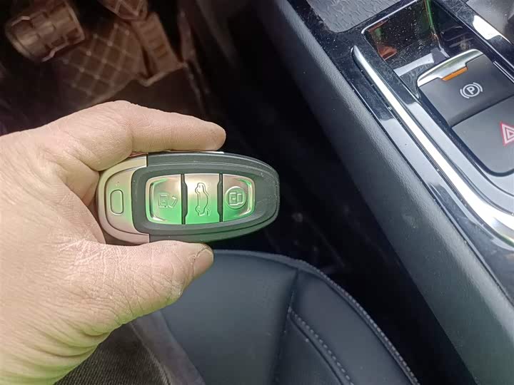 Фото 9 - Hongqi E-QM5