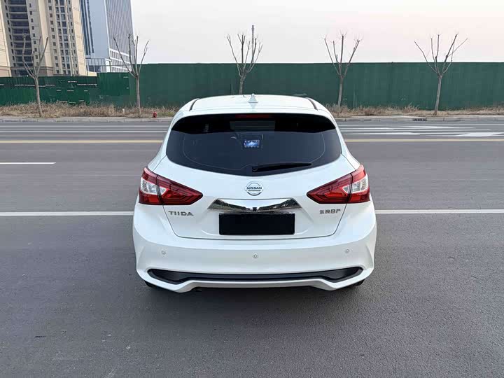 Фото 8 - Nissan Tiida