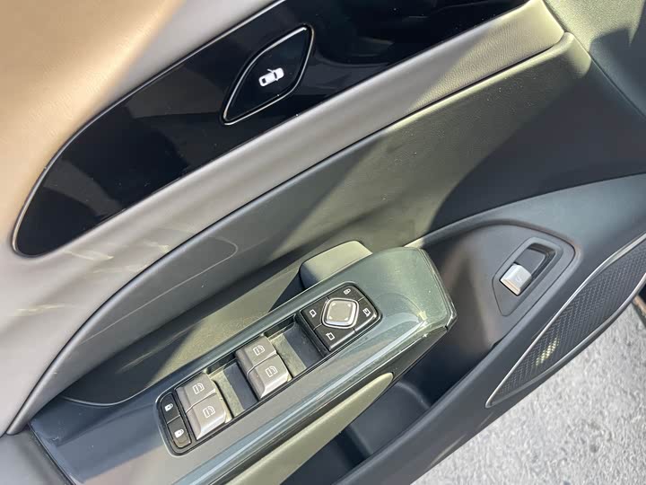 Фото 9 - Hongqi EH7