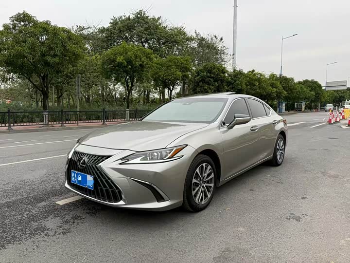 Фото 1 - Lexus ES