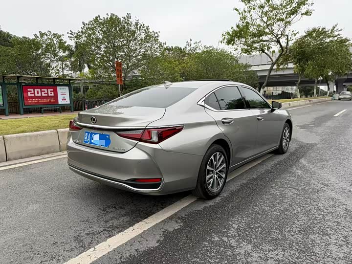 Фото 3 - Lexus ES