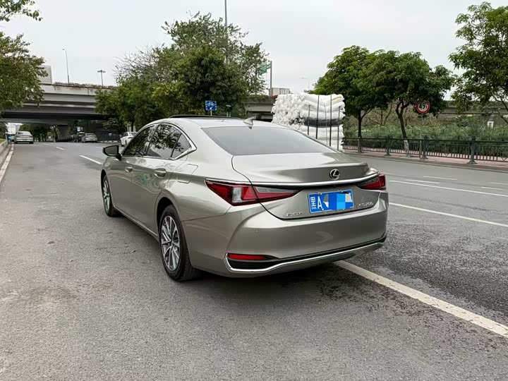 Фото 4 - Lexus ES