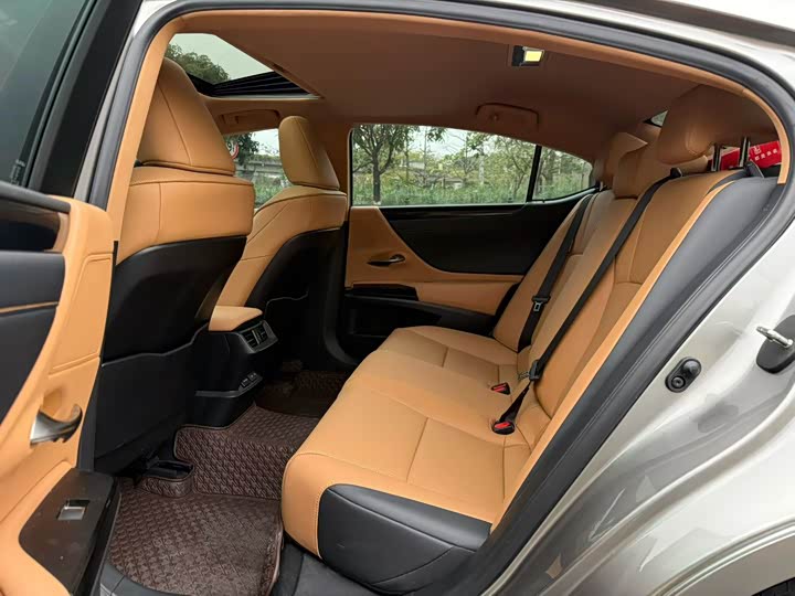 Фото 6 - Lexus ES