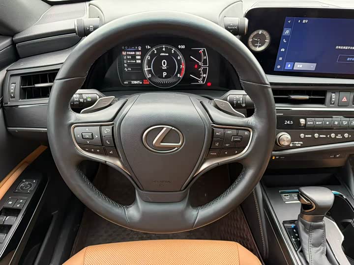 Фото 8 - Lexus ES