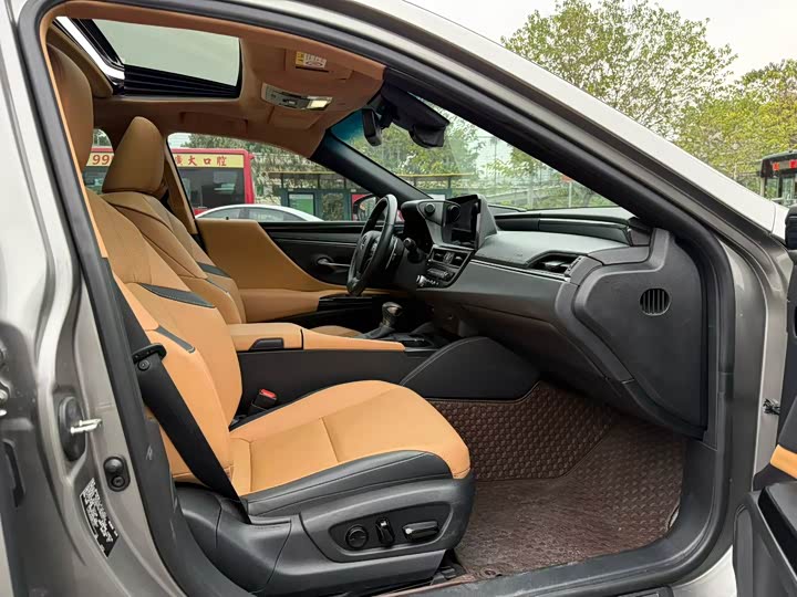 Фото 9 - Lexus ES