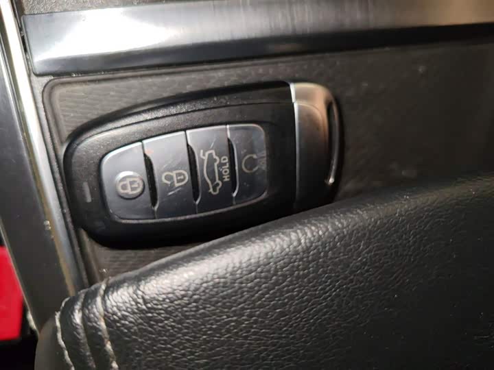 Фото 9 - Hongqi H5