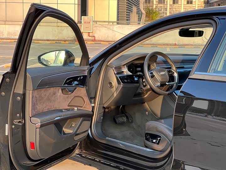 Фото 4 - Audi A8