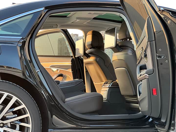 Фото 7 - Audi A8