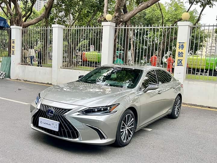 Фото 1 - Lexus ES