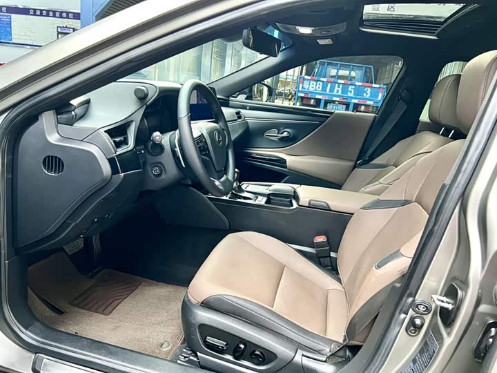 Фото 4 - Lexus ES