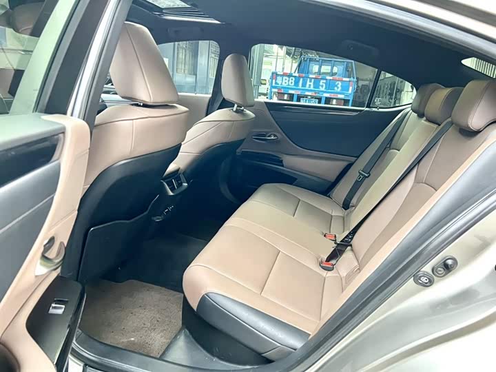 Фото 6 - Lexus ES