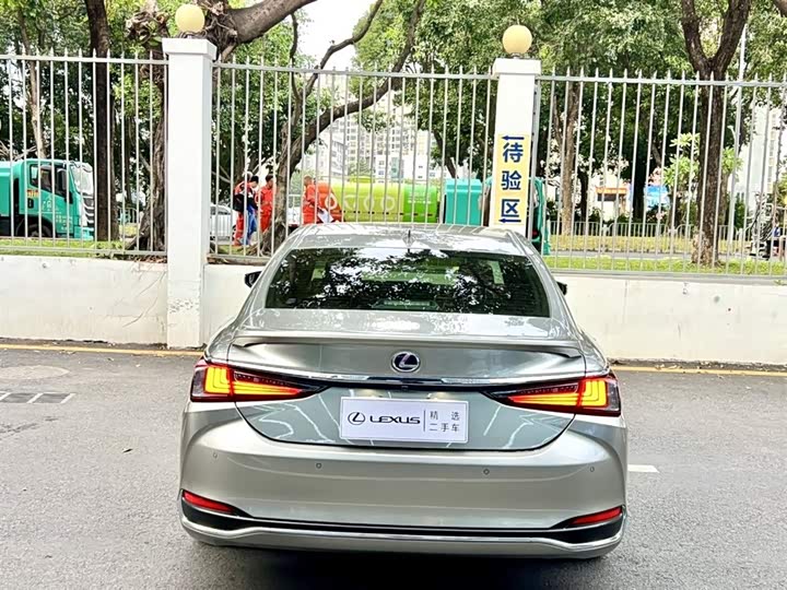 Фото 8 - Lexus ES