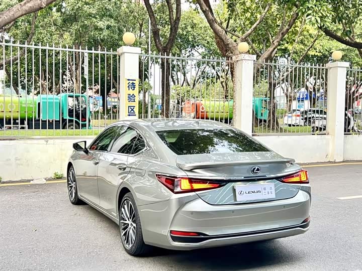 Фото 9 - Lexus ES