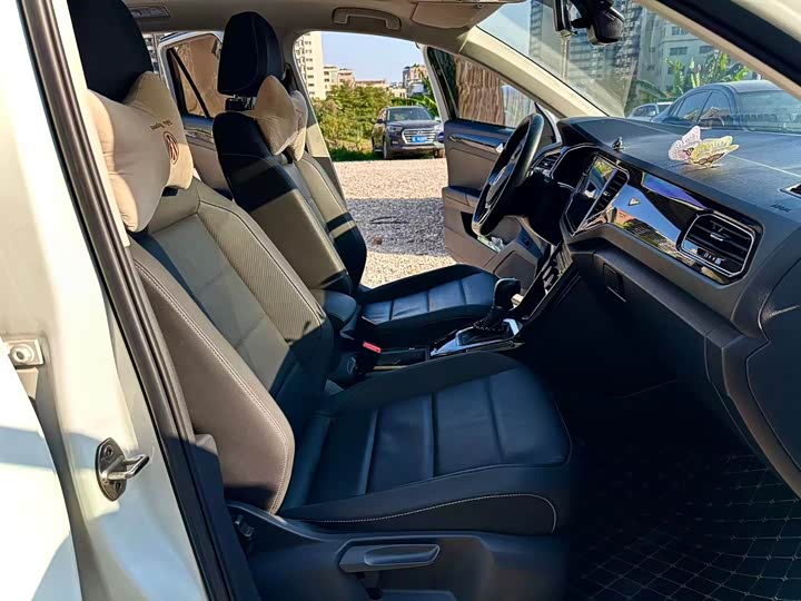 Фото 7 - Volkswagen T-Roc