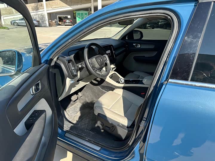 Фото 4 - Volvo XC40