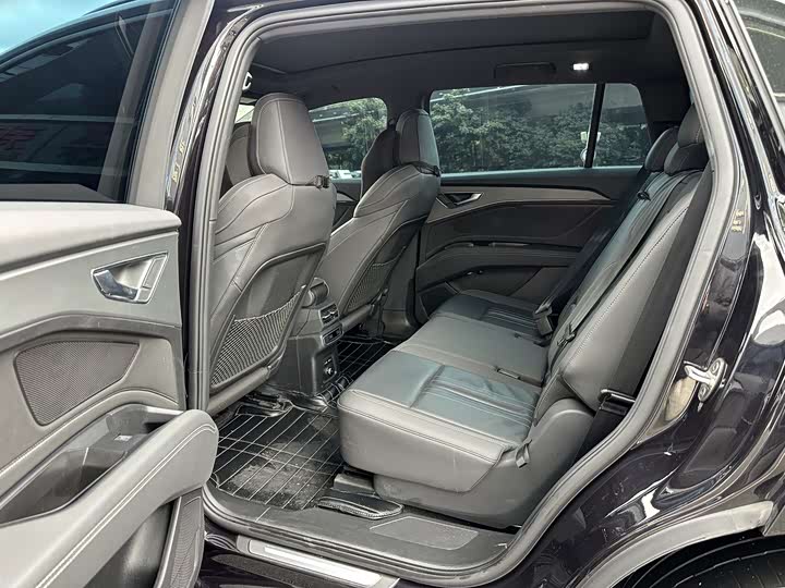 Фото 6 - Audi Q5 e-tron