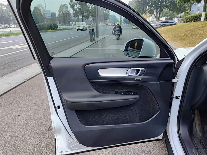 Фото 6 - Volvo XC40