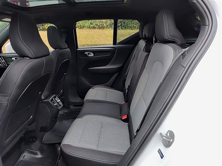 Фото 8 - Volvo XC40