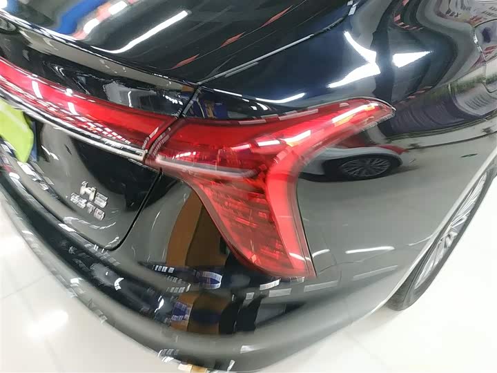 Фото 8 - Hongqi H5