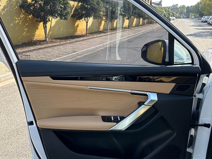 Фото 5 - Geely Atlas L