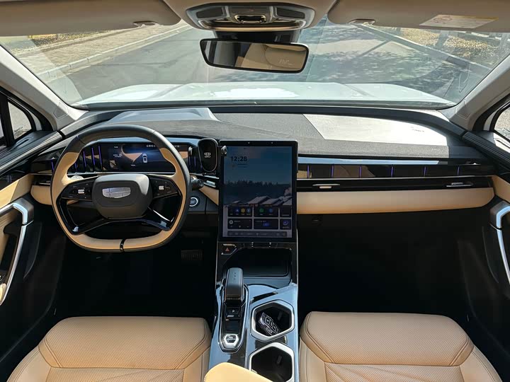 Фото 9 - Geely Atlas L