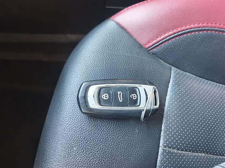 Фото 9 - Geely Vision X3