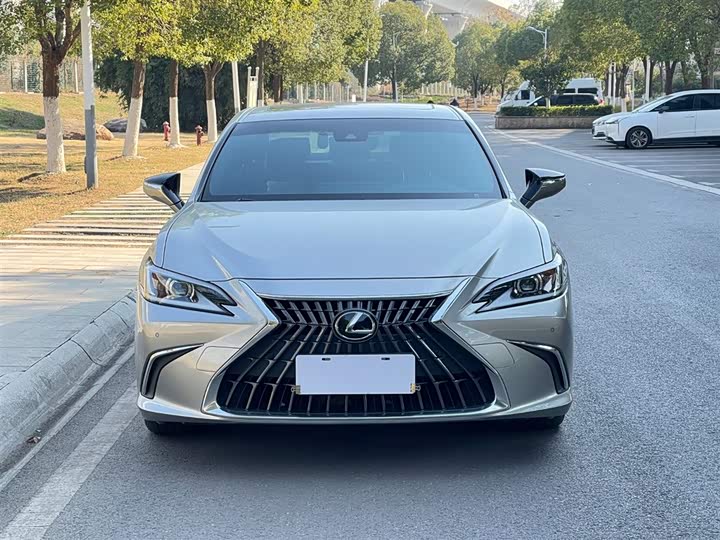 Фото 3 - Lexus ES