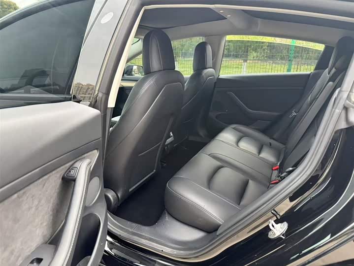 Фото 9 - Tesla Model 3