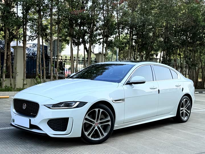 Фото 1 - Jaguar XE L