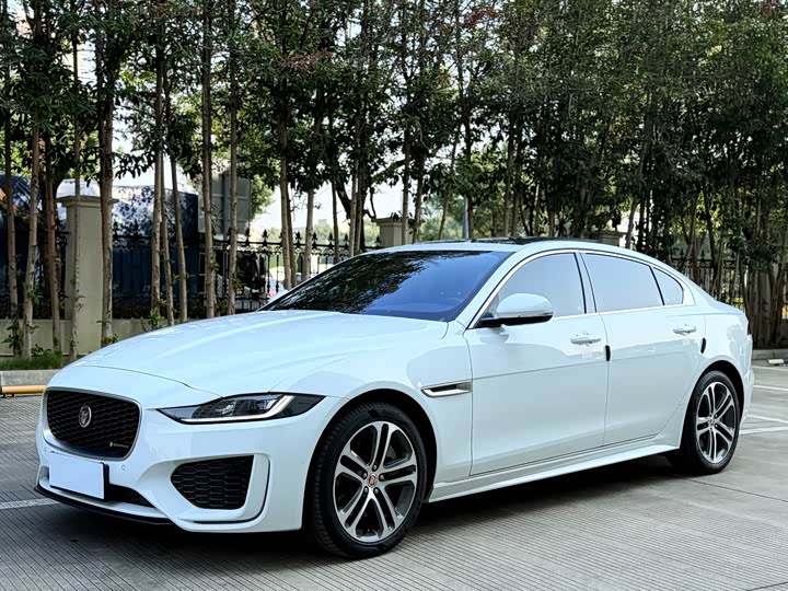 Фото 2 - Jaguar XE L