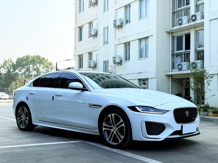 Фото 4 - Jaguar XE L