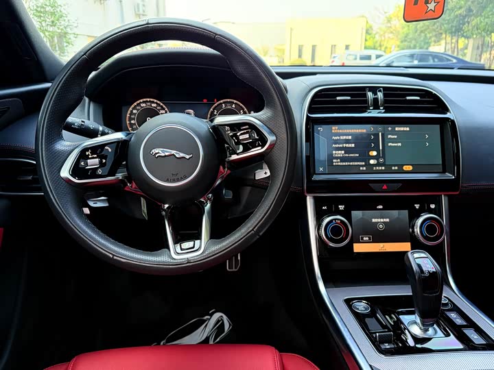 Фото 6 - Jaguar XE L