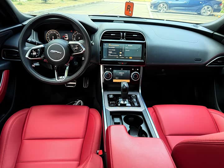 Фото 7 - Jaguar XE L