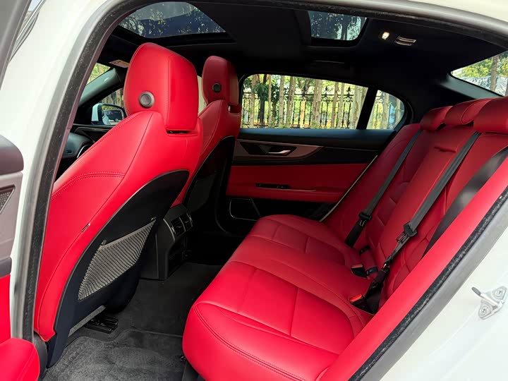 Фото 8 - Jaguar XE L