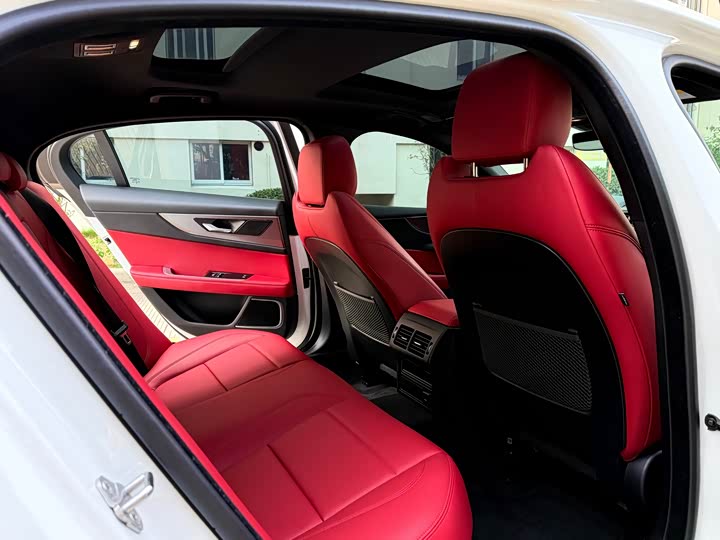 Фото 9 - Jaguar XE L