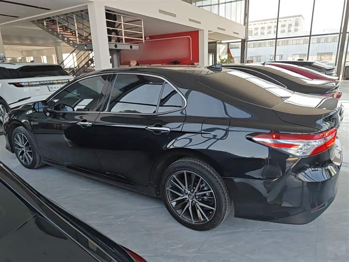 Фото 5 - Toyota Camry