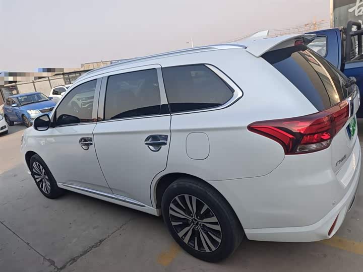 Фото 5 - Mitsubishi Outlander