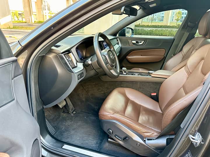 Фото 8 - Volvo XC60