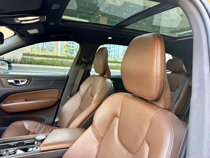 Фото 9 - Volvo XC60