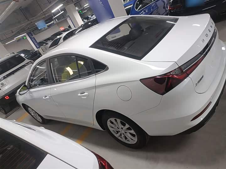 Фото 5 - Roewe i5