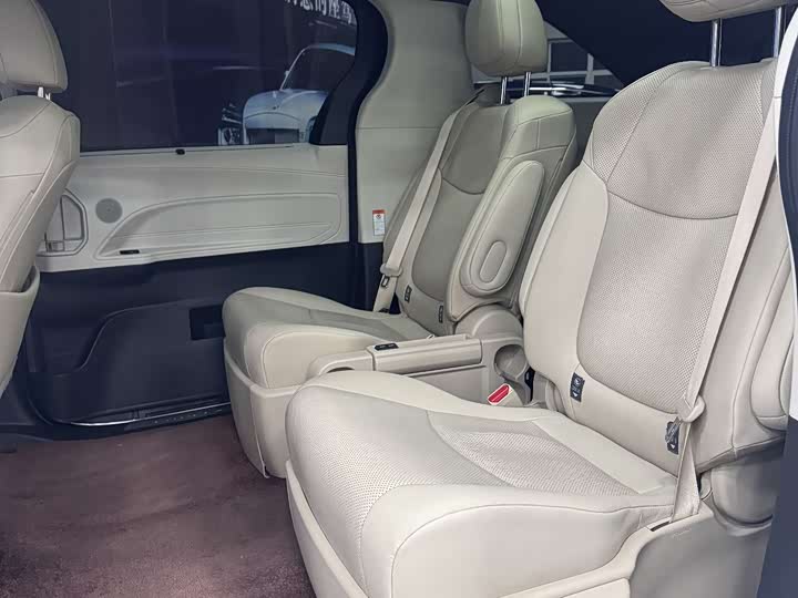 Фото 9 - Toyota Granvia