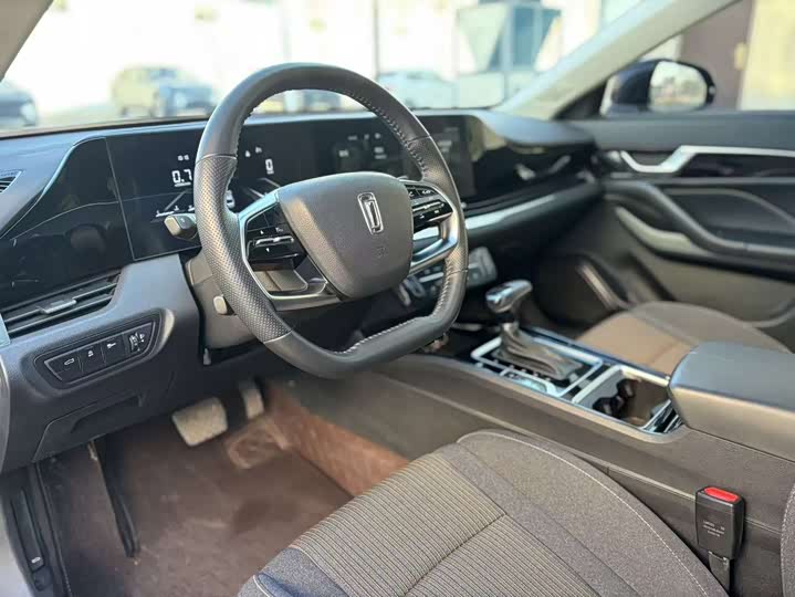 Фото 3 - Bestune B70