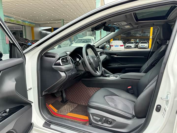 Фото 6 - Toyota Camry