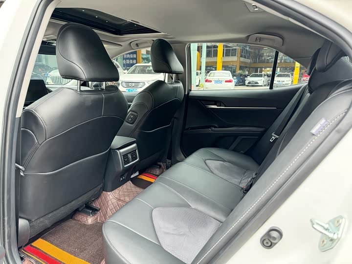 Фото 7 - Toyota Camry