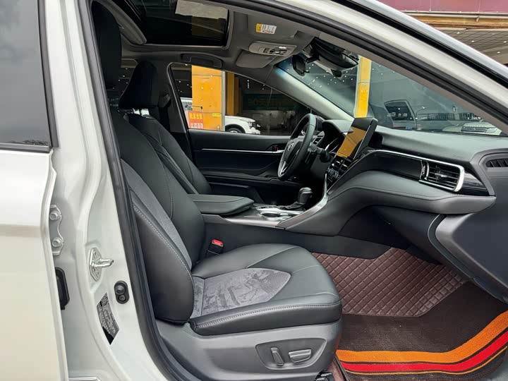 Фото 8 - Toyota Camry